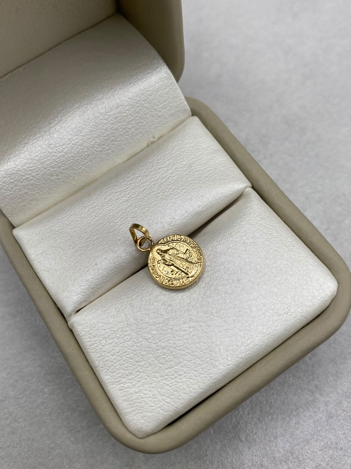 Dije San Benito Oro amarillo 18k 0,49 Gr / 2 Cm