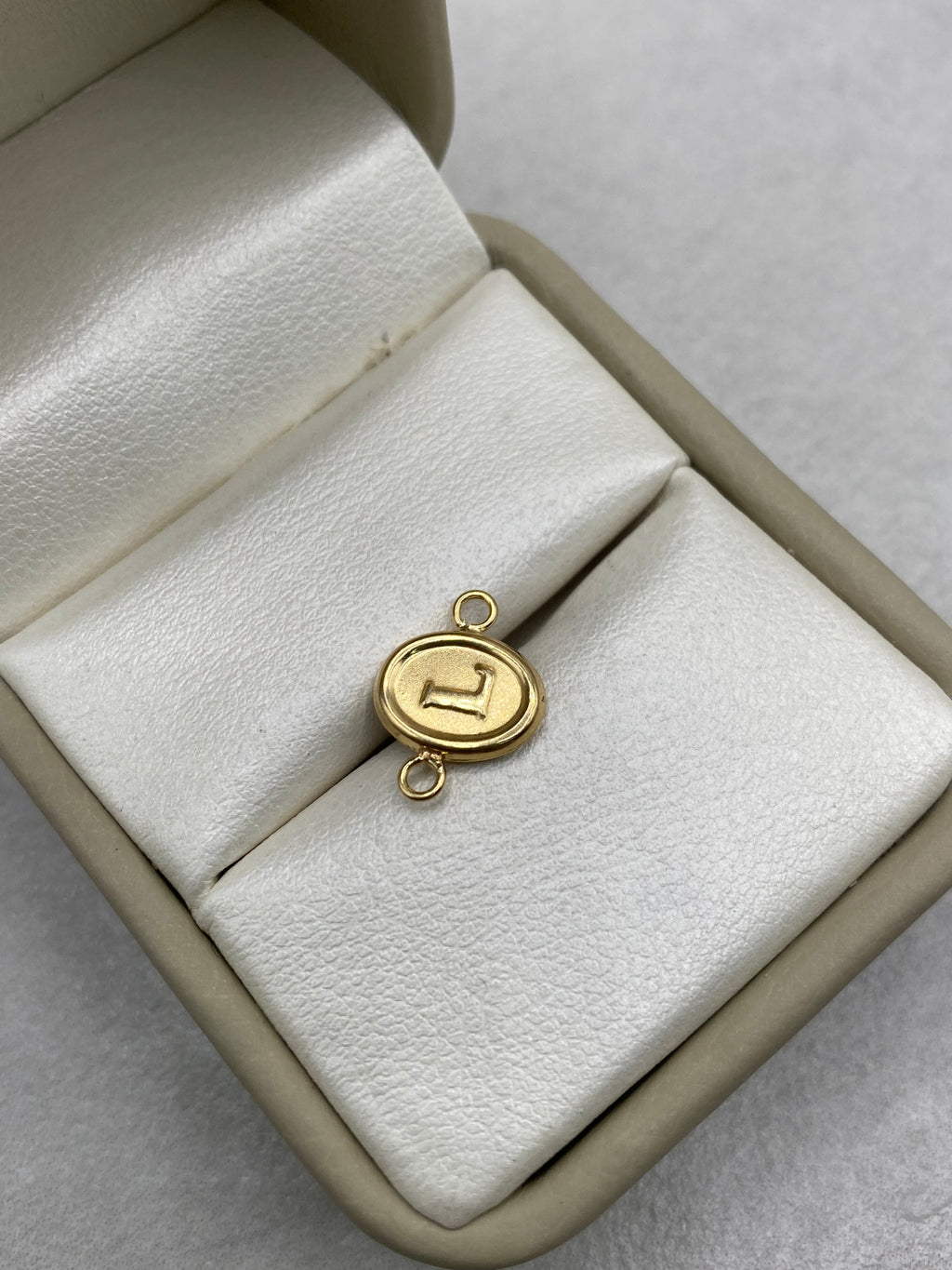 Dije letra L ovalado (R) Oro amarillo 18k 0,43 Gr / 1,0 Cm