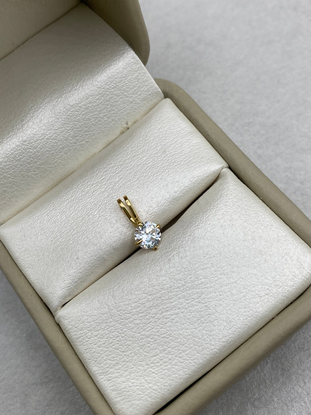 Dije centro circon (R) Oro amarillo 18k 0,45 Gr / 9 mm / 1 Cm