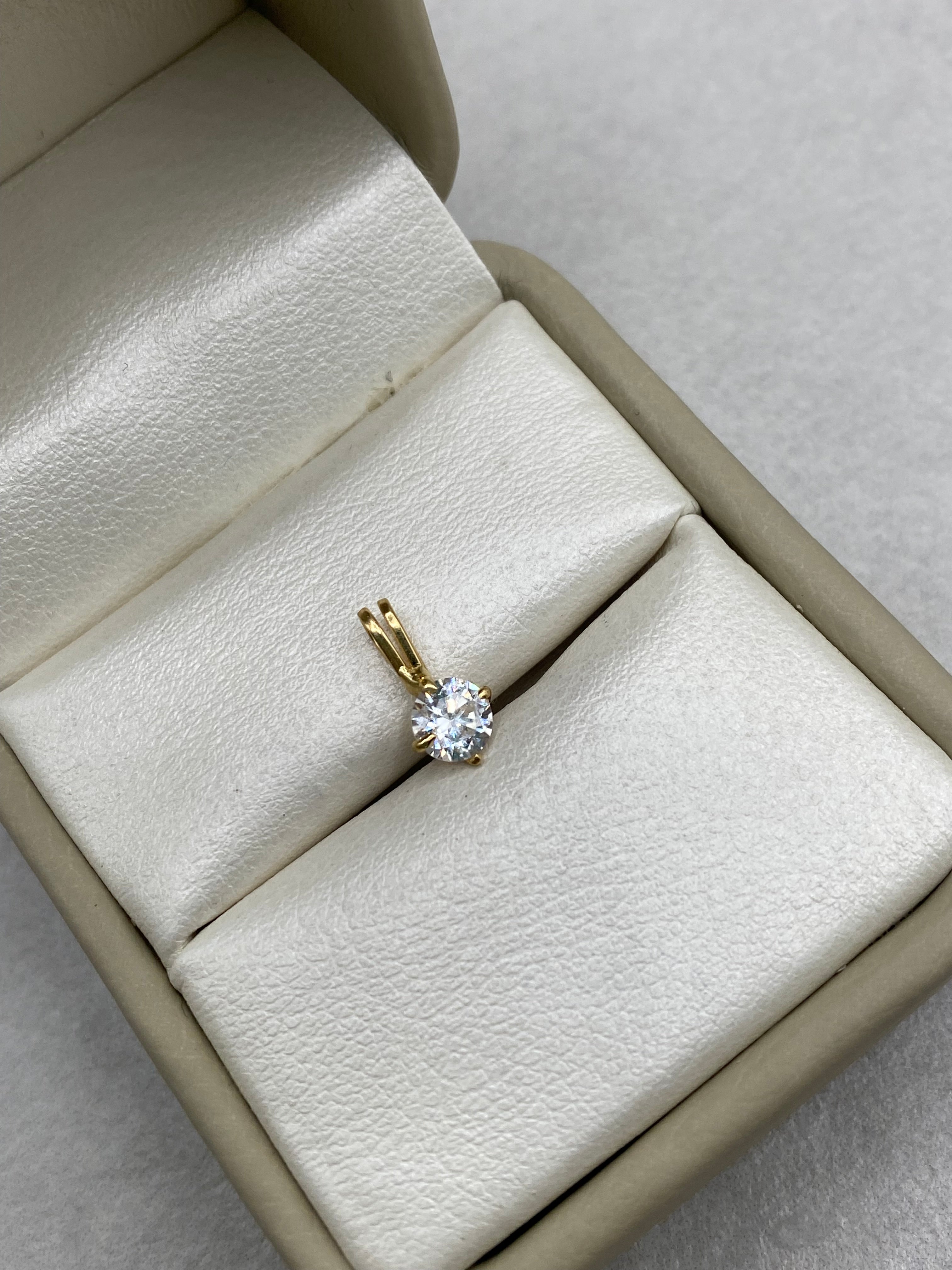 Dije centro circon (R) Oro amarillo 18k 0,45 Gr / 9 mm / 1 Cm