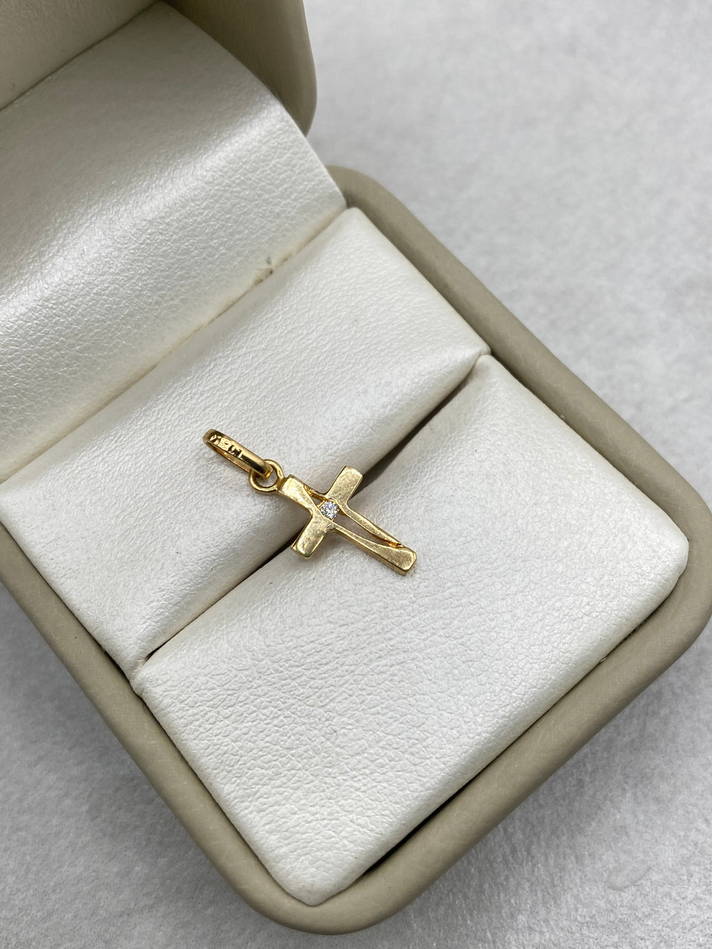 Dije curz centro circon blanco (R) Oro amarillo 18k 0,71 Gr / 8,69 mm / 2,0 Cm