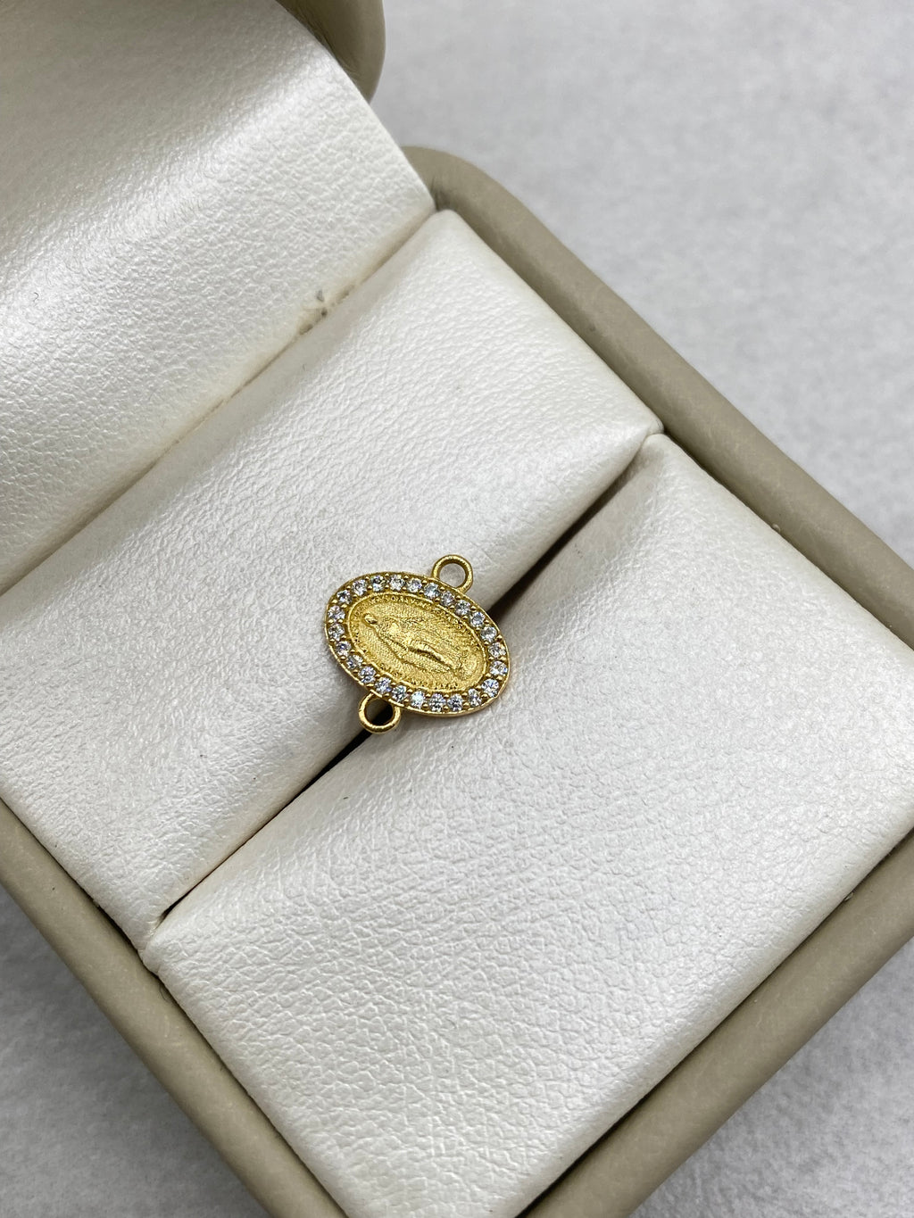 Herraje virgen milagrosa ovalado circones blancos (R) Oro amarillo 18k 0,53 Gr / 1,0 Cm