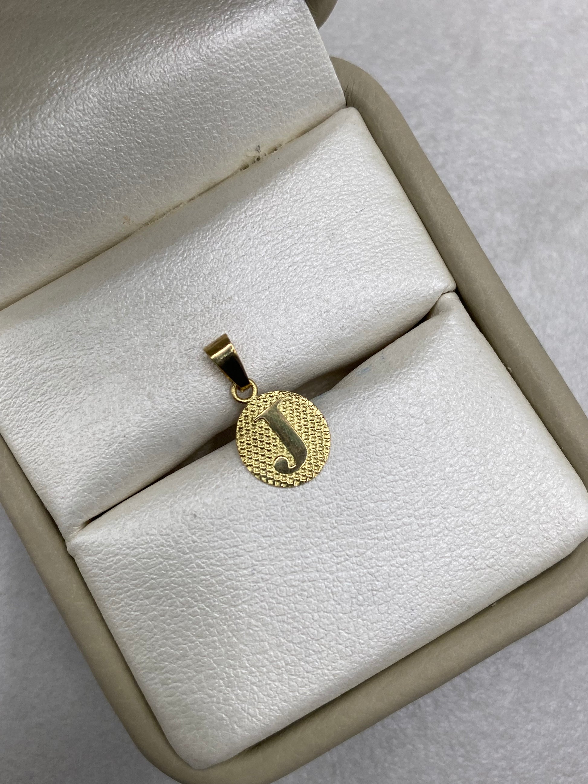 Dije Letra J Fondo Diamantado Oro amarillo 18k 0,50 Gr / 1,6 Cm
