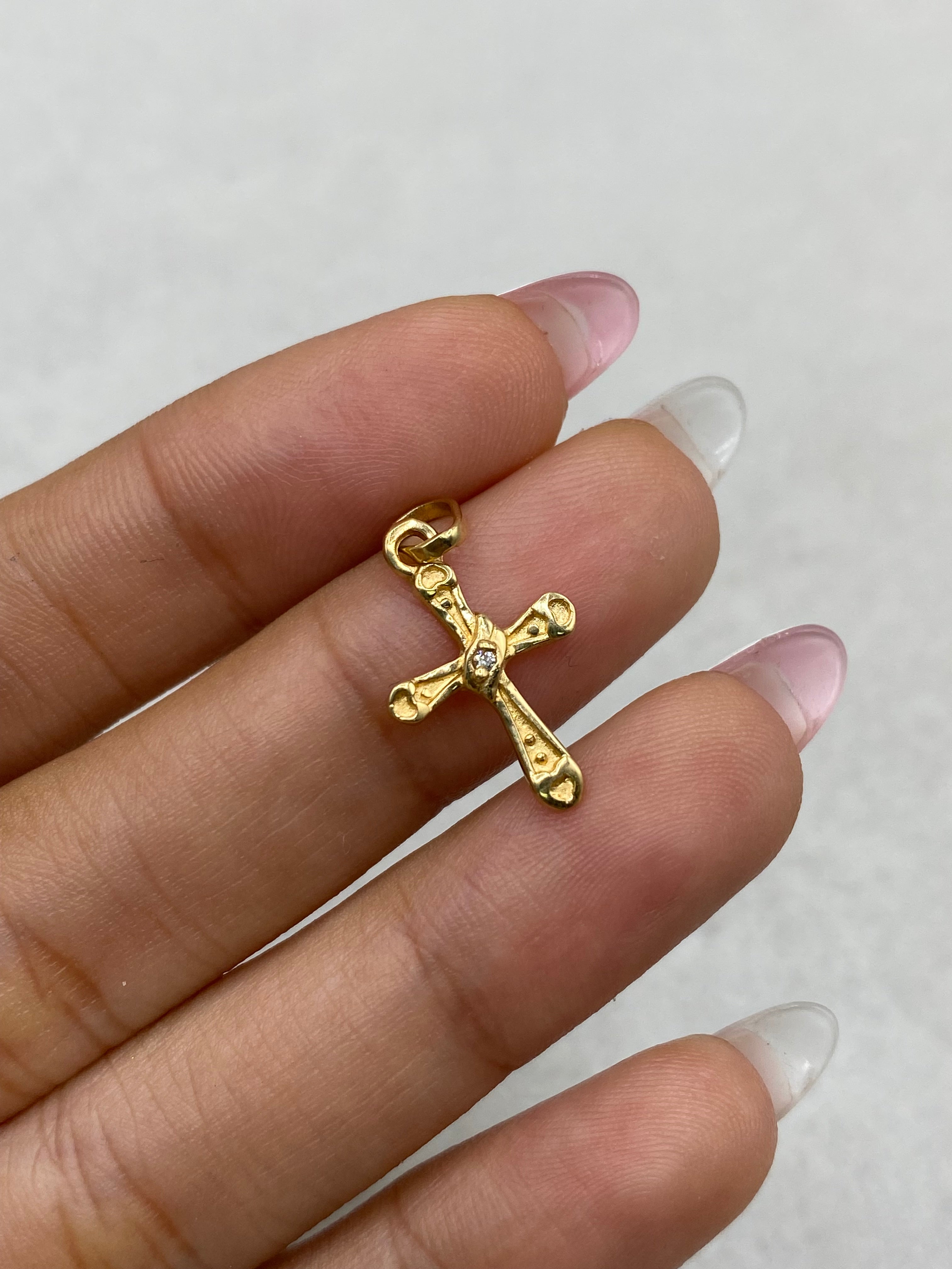 Dije cruz entre lazadas centro circon (R) Oro amarillo 18k 0,87 Gr / 12,06 mm / 2,5 Cm