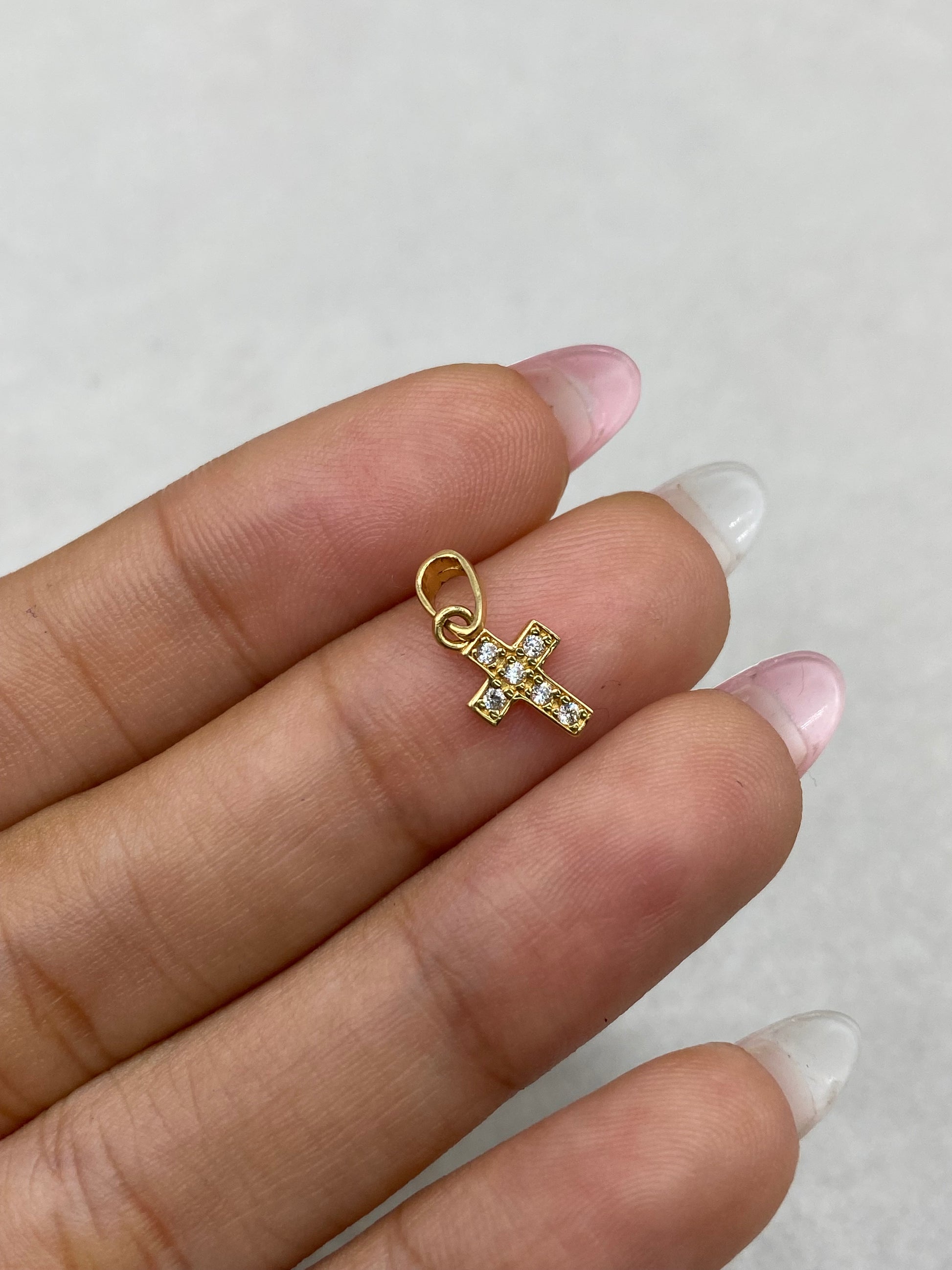 Dije cruz circones blancos (R) Oro amarillo 18k 0,46 Gr / 6,84 mm / 1,5 Cm