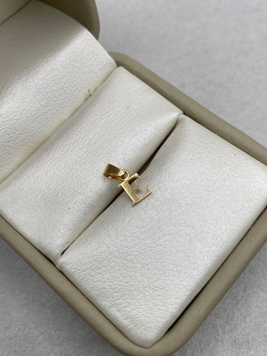Dije letra E silueta (R) Oro amarillo 18k 0,22 Gr / 5,24 mm / 1,0 Cm