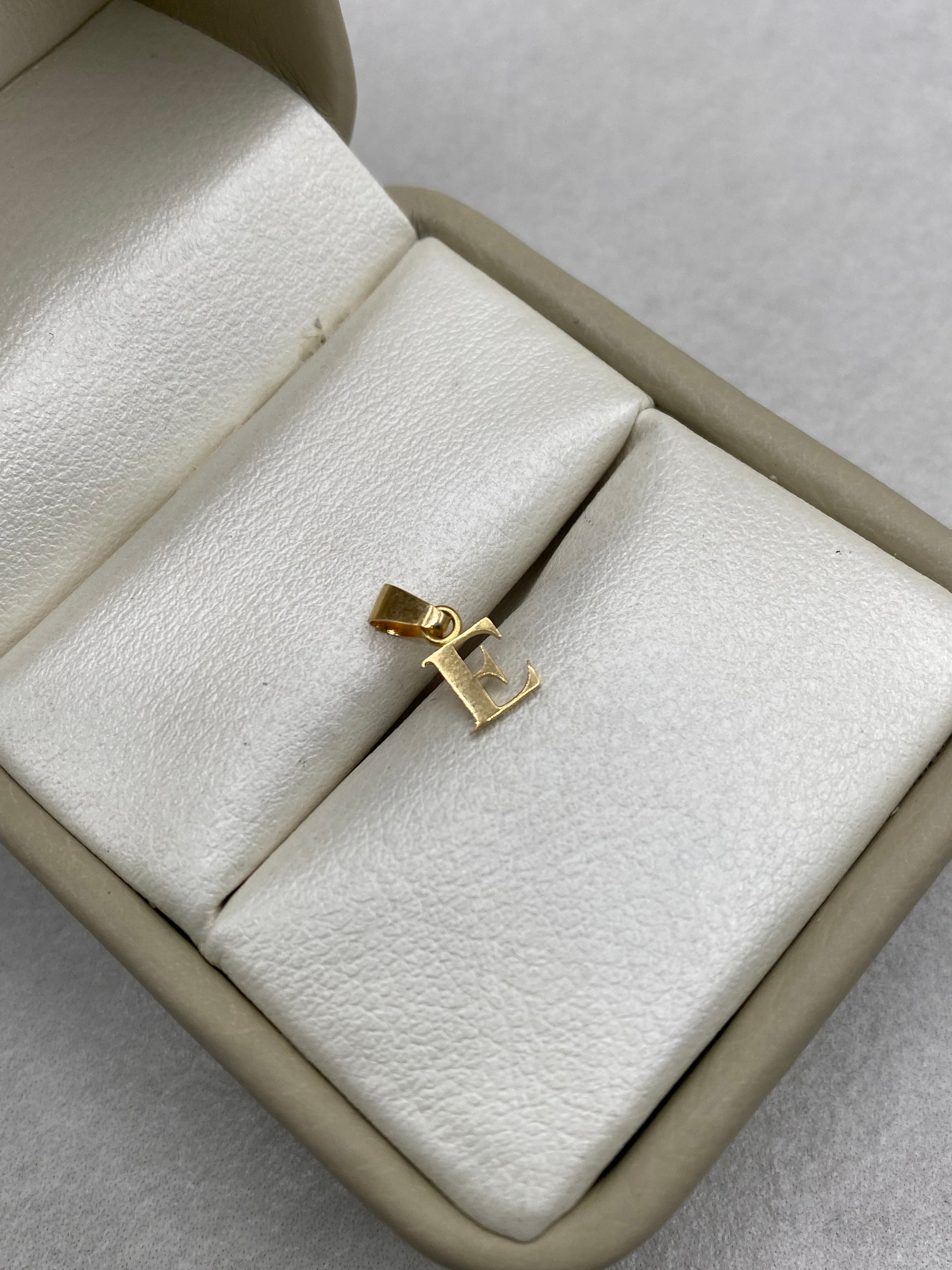Dije letra E silueta (R) Oro amarillo 18k 0,22 Gr / 5,24 mm / 1,0 Cm