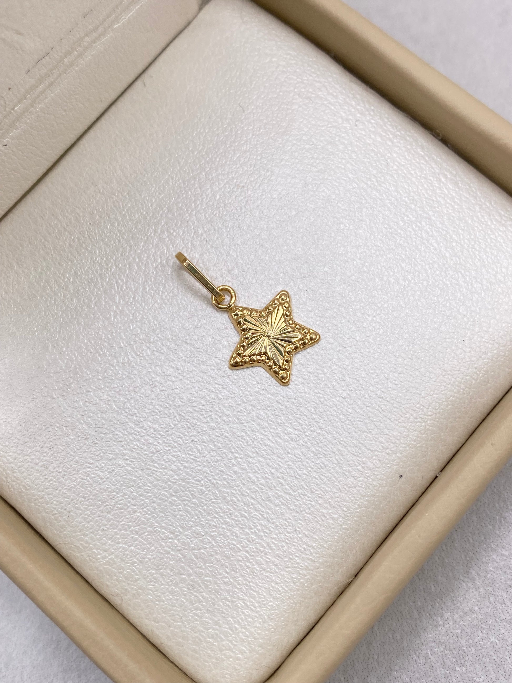 Dije Estrella fondo Diamantado Oro amarillo 18k 0,44 Gr / 1,80 Cm