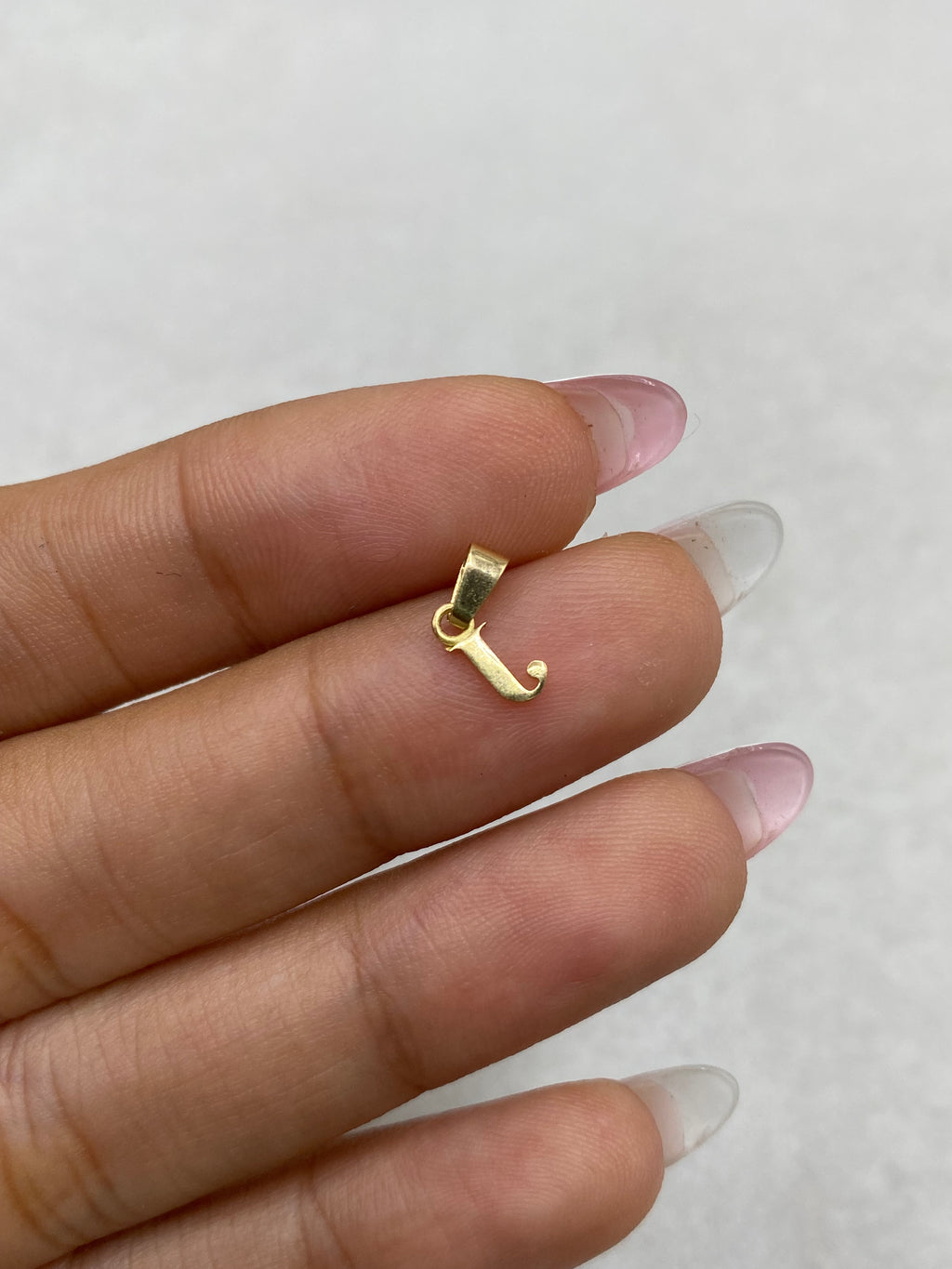 Dije letra J silueta  Oro amarillo 18k 0,19 Gr / 3,35 mm / 1 Cm
