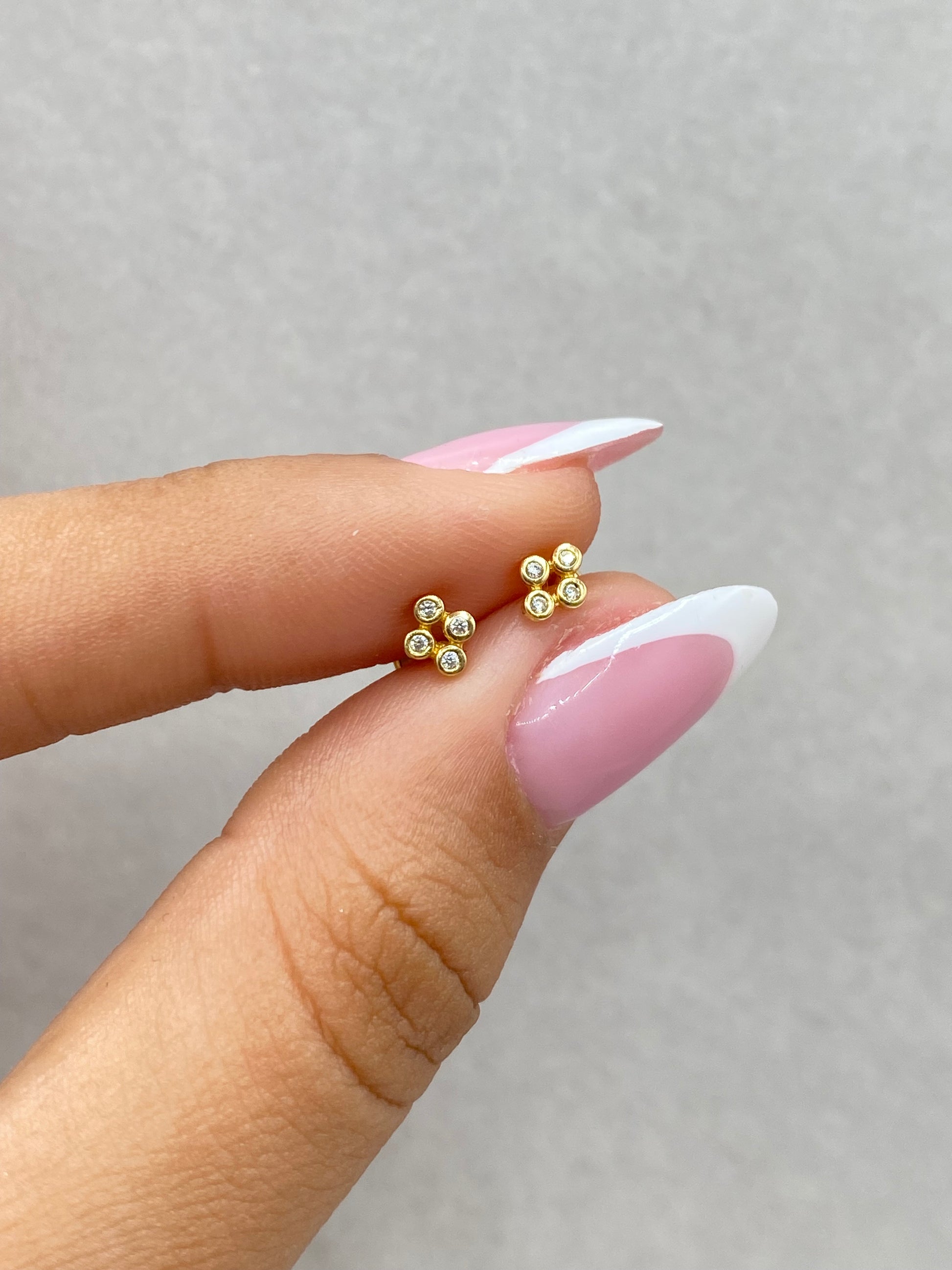 Topos Rombo con circon blanco Oro amarillo 18k 0,60 Gr / 3,65 mm