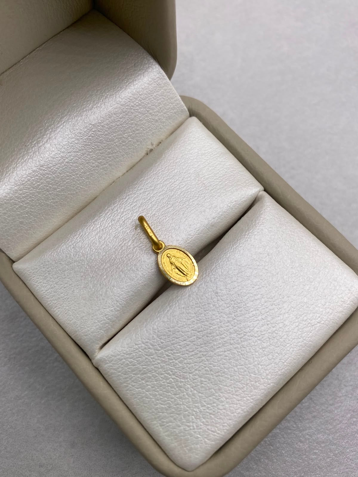 Dije Virgen Milagrosa (R) Oro amarillo 18k 0,55 Gr / 2,3 Cm