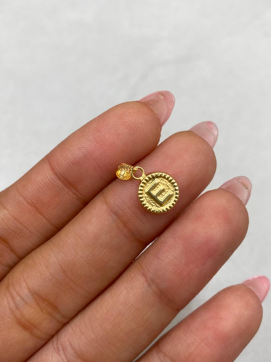 Dije letra E borde diamantado  Oro amarillo 18k 0,40 Gr / 8,15 mm / 1,5 Cm