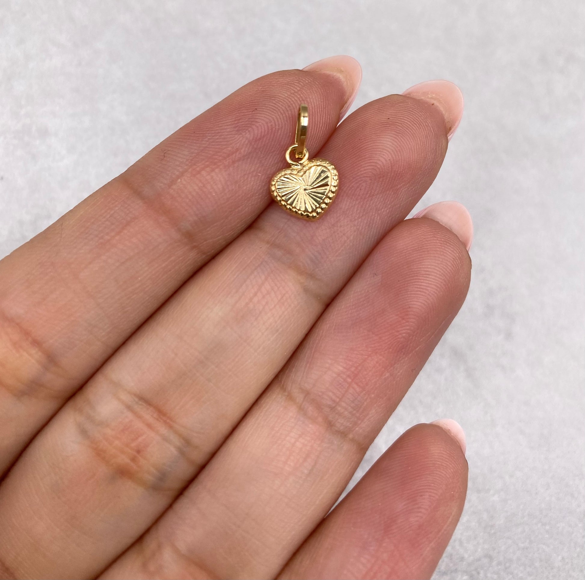 Dije Corazon fondo Diamantado Oro amarillo 18k 0,35 Gr / 1,30 Cm