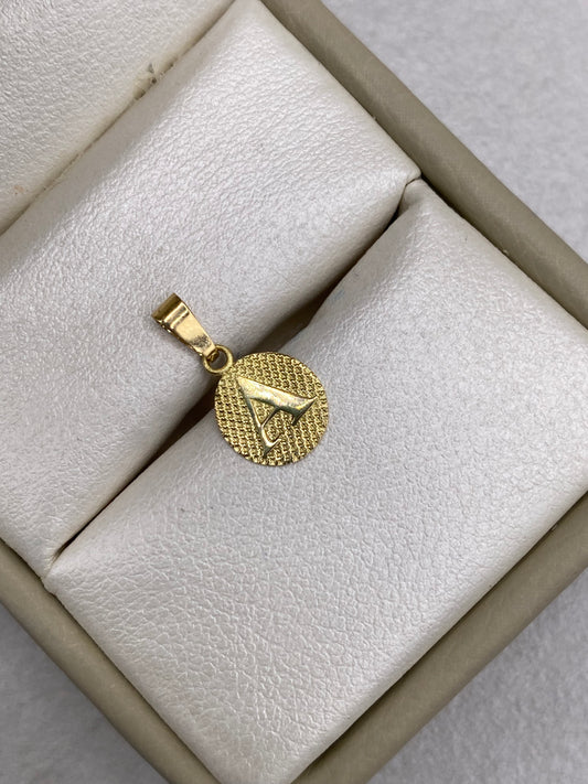 Dije Letra A Fondo Diamantado Oro amarillo 18k 0,46 Gr / 1,6 Cm