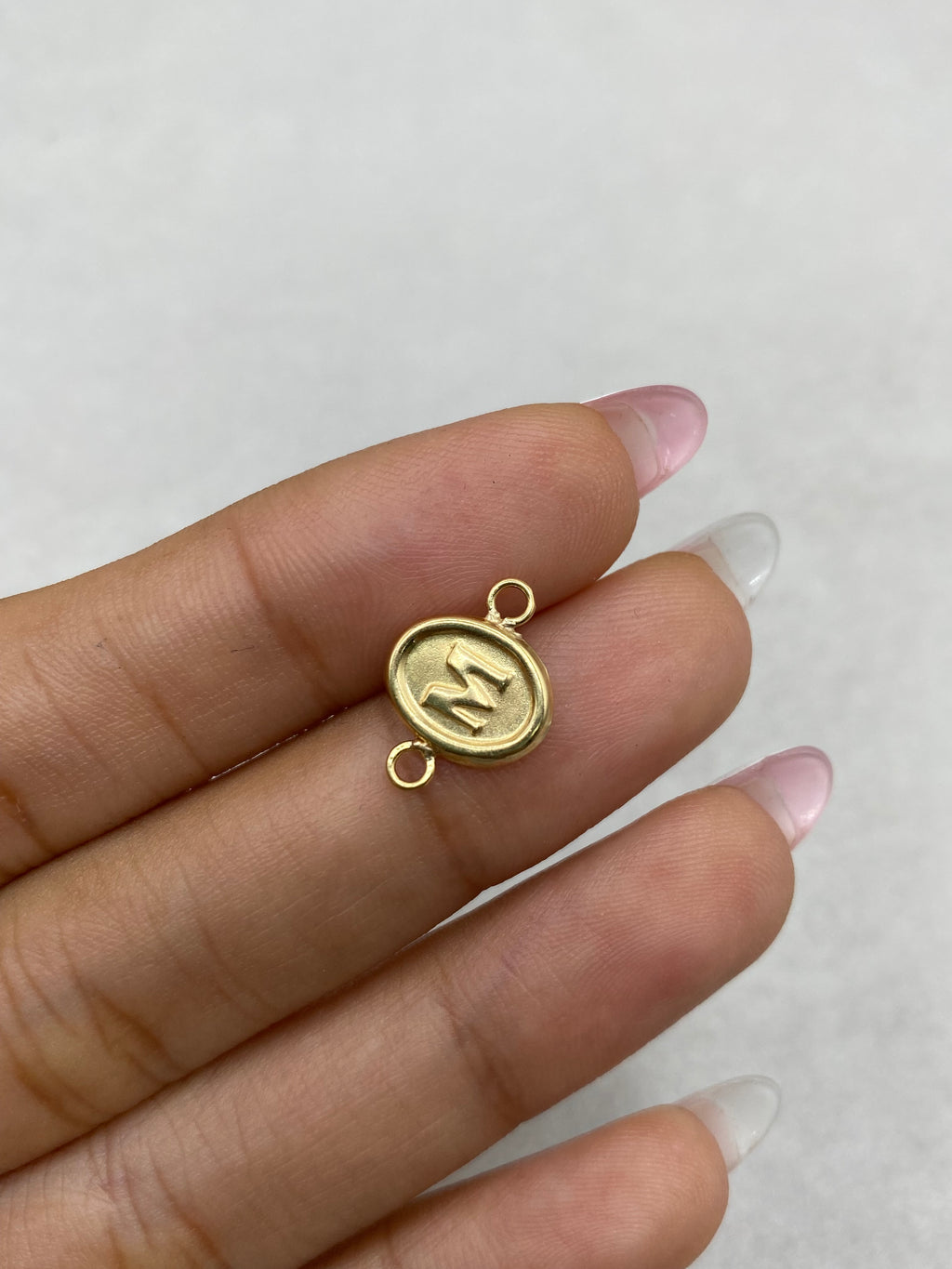 Dije letra M ovalado (R) Oro amarillo 18k 0,40 Gr / 8,55 mm / 2,0 Cm