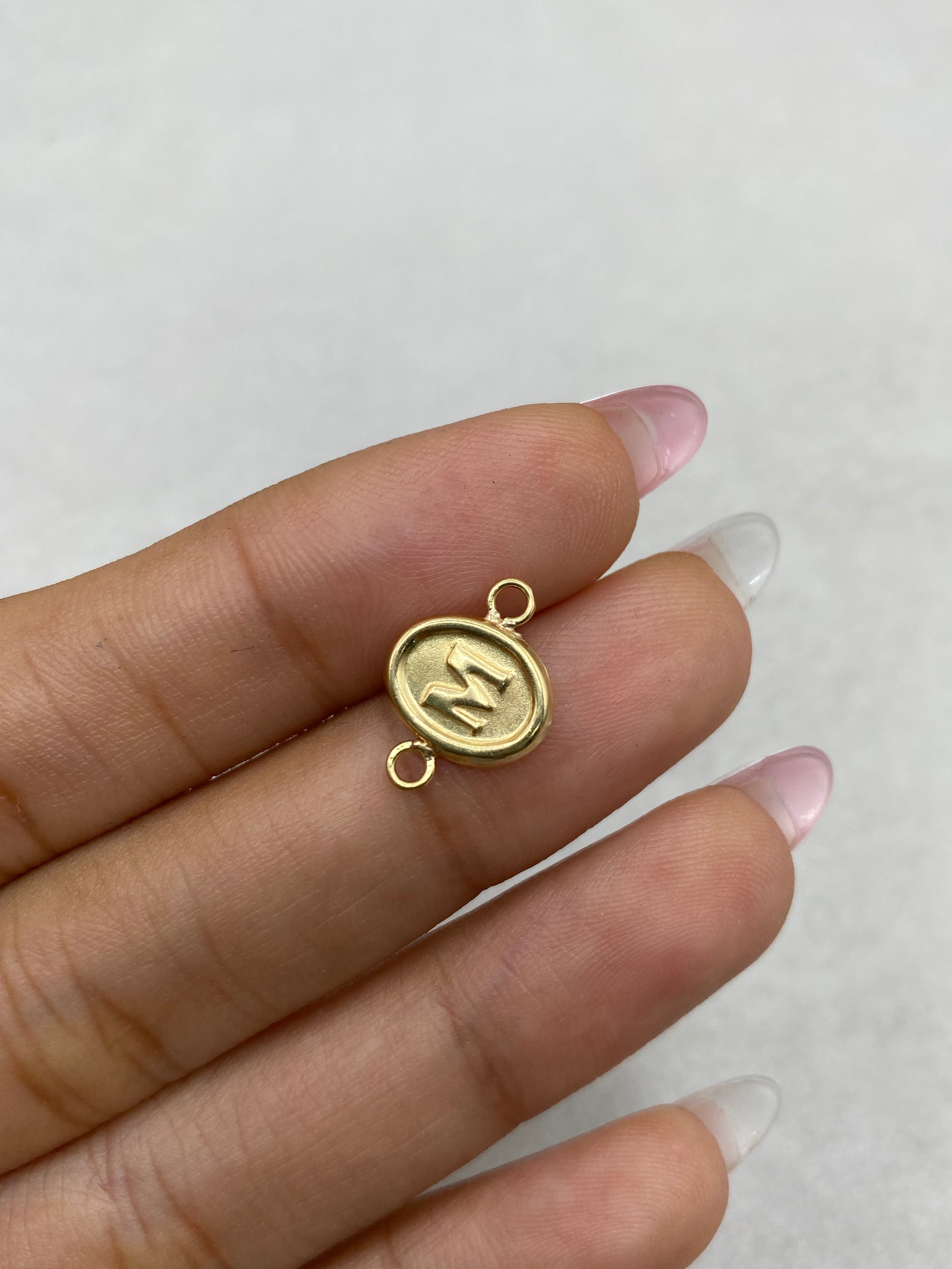 Dije letra M ovalado (R) Oro amarillo 18k 0,40 Gr / 8,55 mm / 2,0 Cm
