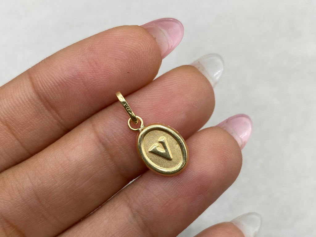 Dije letra V ovalado (R)  Oro amarillo 18k 0,40 Gr / 8,43 mm / 2,0 Cm