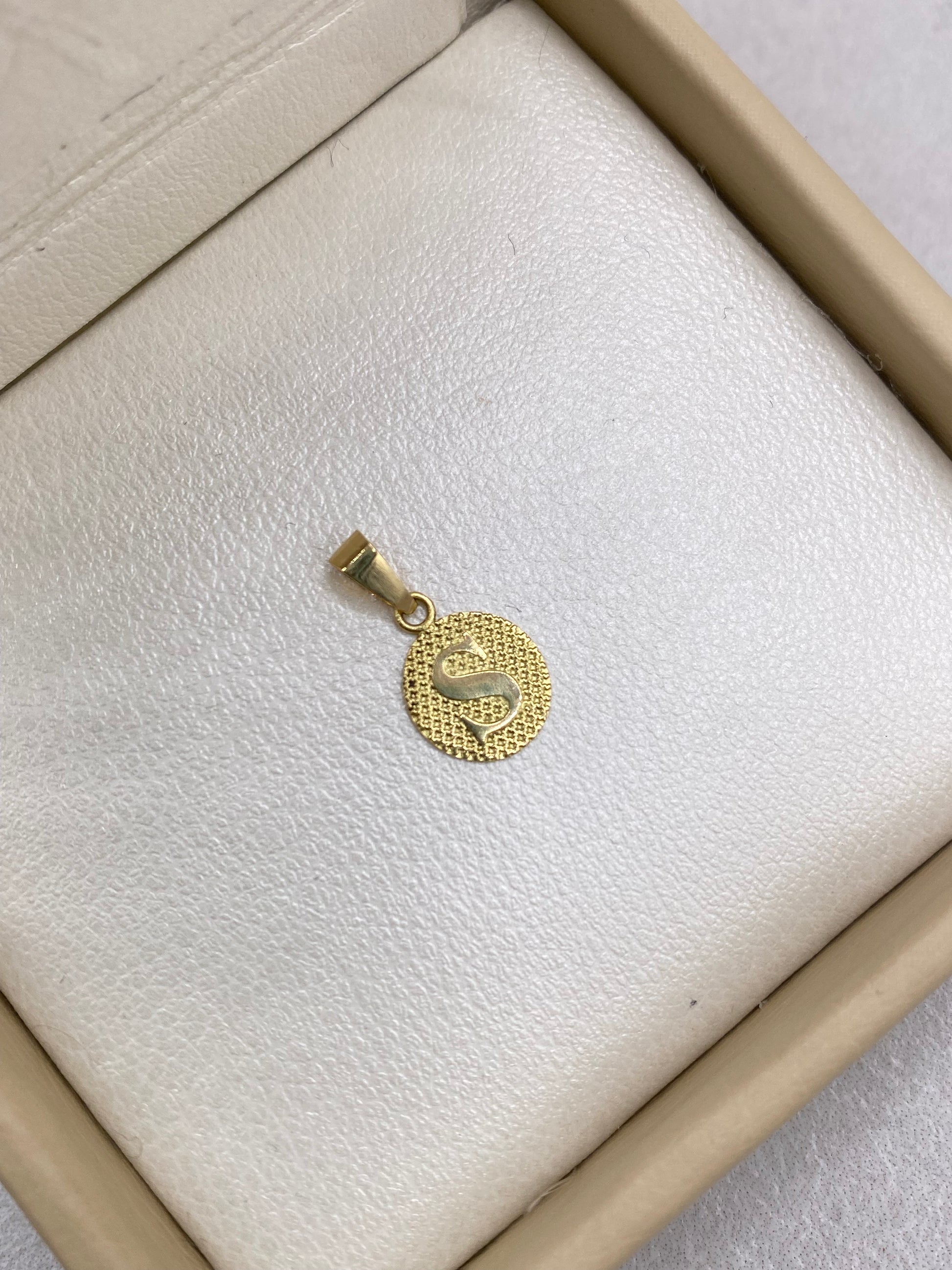 Dije letra S Fondo Diamantado Oro amarillo 18k 0,48 Gr / 1,50 Cm