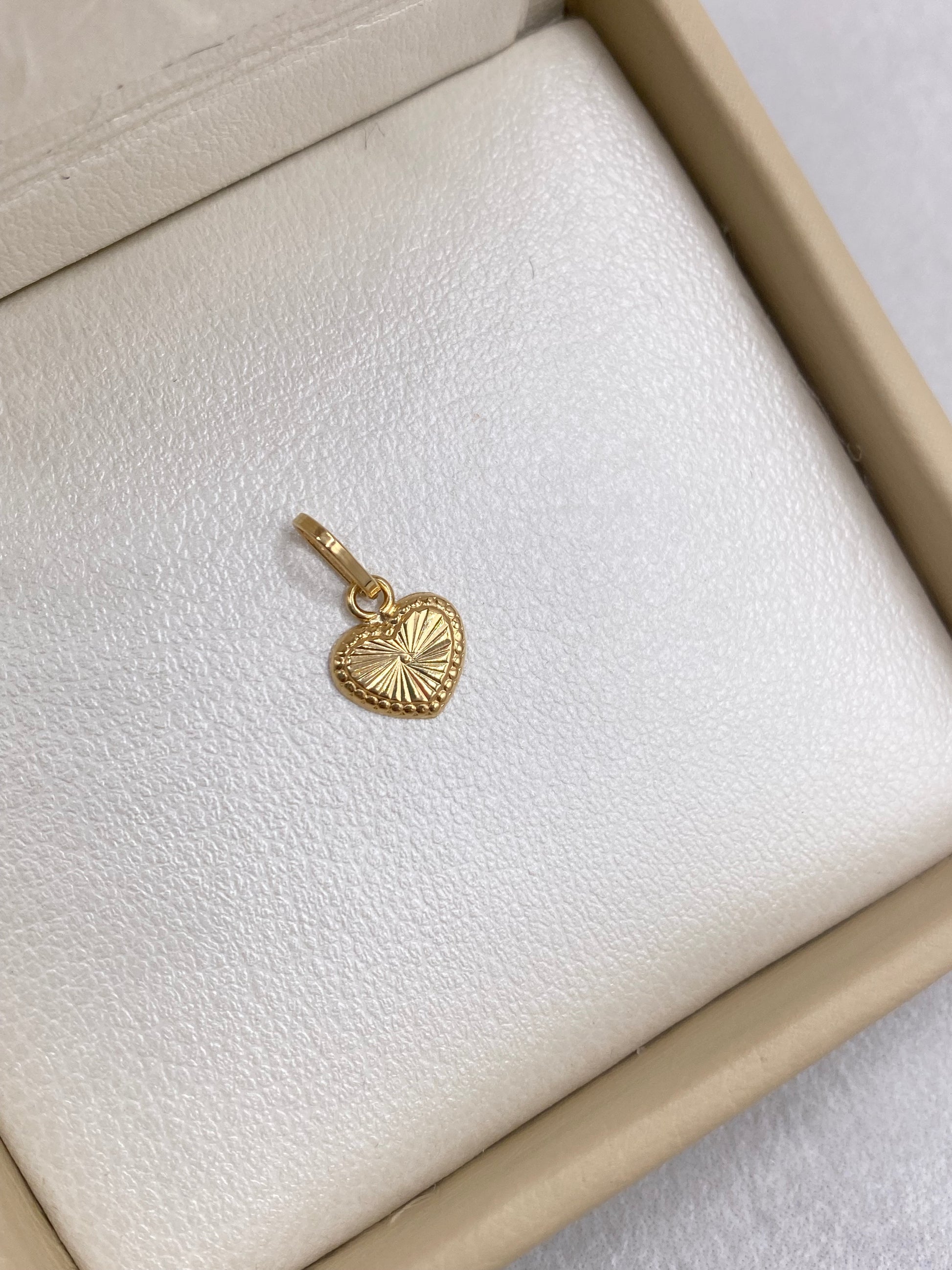 Dije Corazon fondo Diamantado Oro amarillo 18k 0,35 Gr / 1,30 Cm