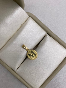 Dije Letra M Fondo Diamantado Oro amarillo 18k 0,53 Gr / 1,6 Cm