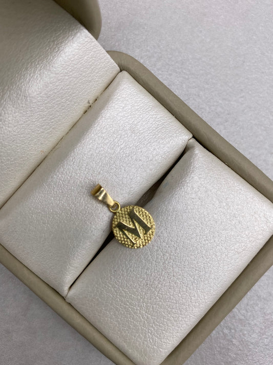 Dije Letra M Fondo Diamantado Oro amarillo 18k 0,53 Gr / 1,6 Cm