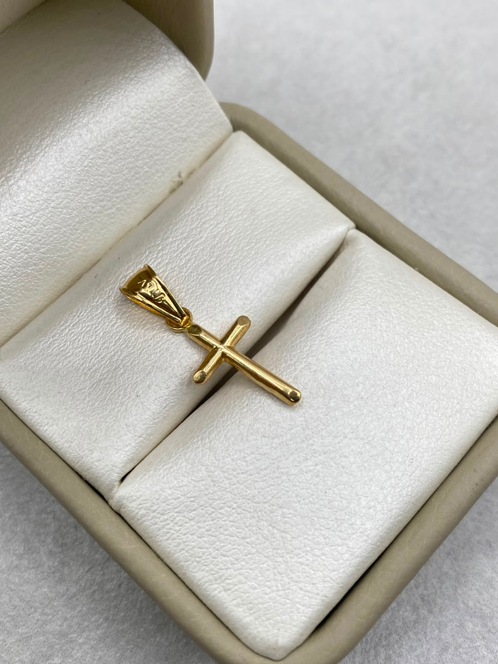 Dije cruz tubular Oro amarillo 18k 0,41 Gr / 2,5 Cm