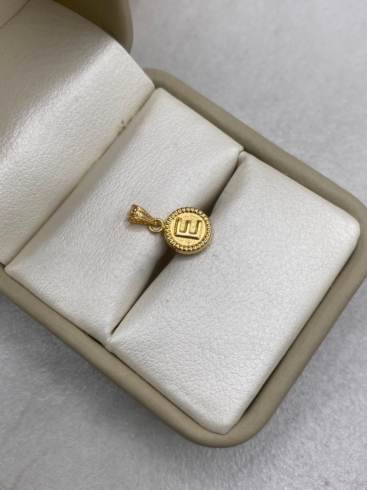 Dije letra E borde diamantado  Oro amarillo 18k 0,40 Gr / 8,15 mm / 1,5 Cm