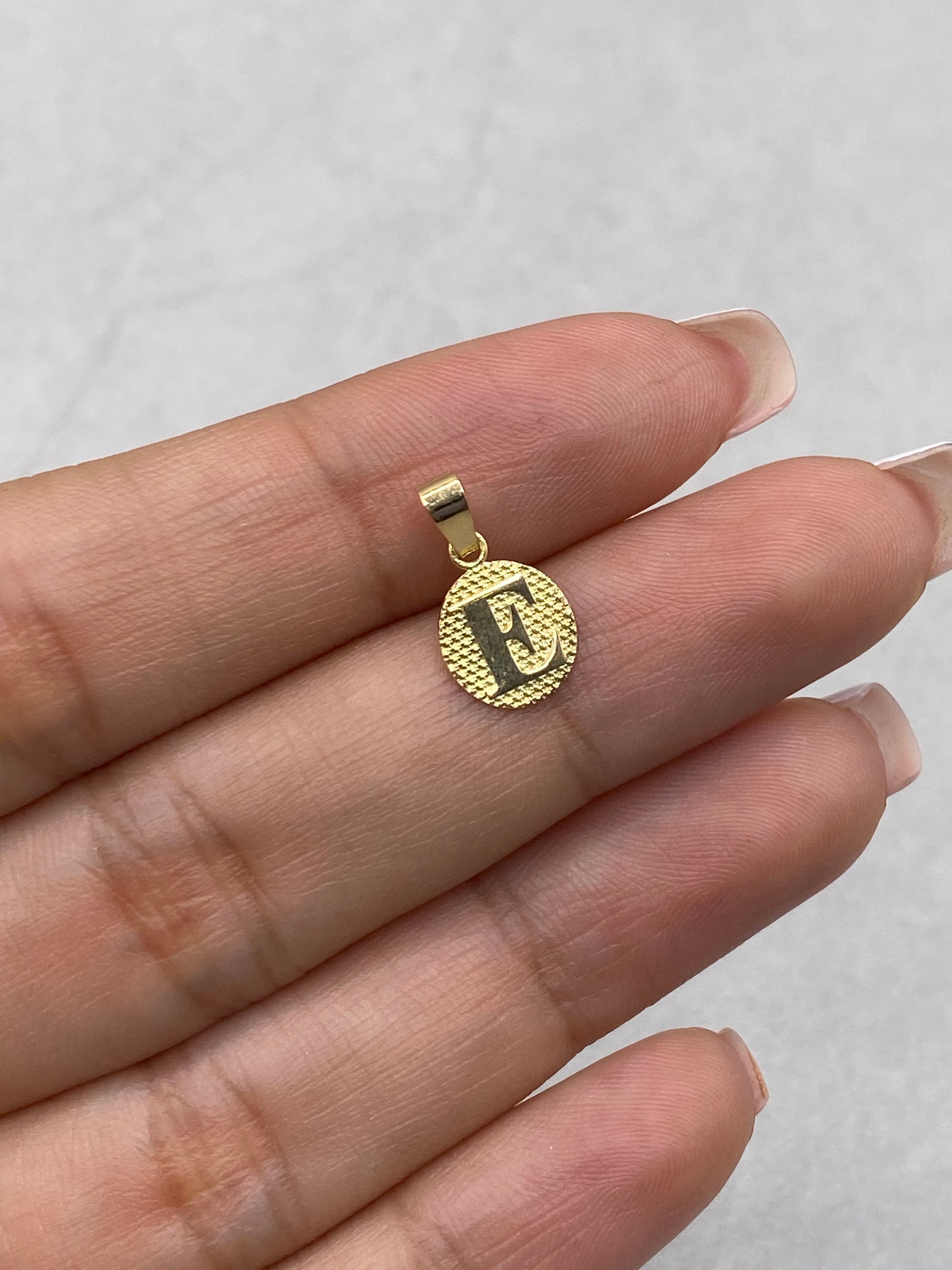 Dije Letra E Oro amarillo 18k 0,49 Gr / 1,6 Cm
