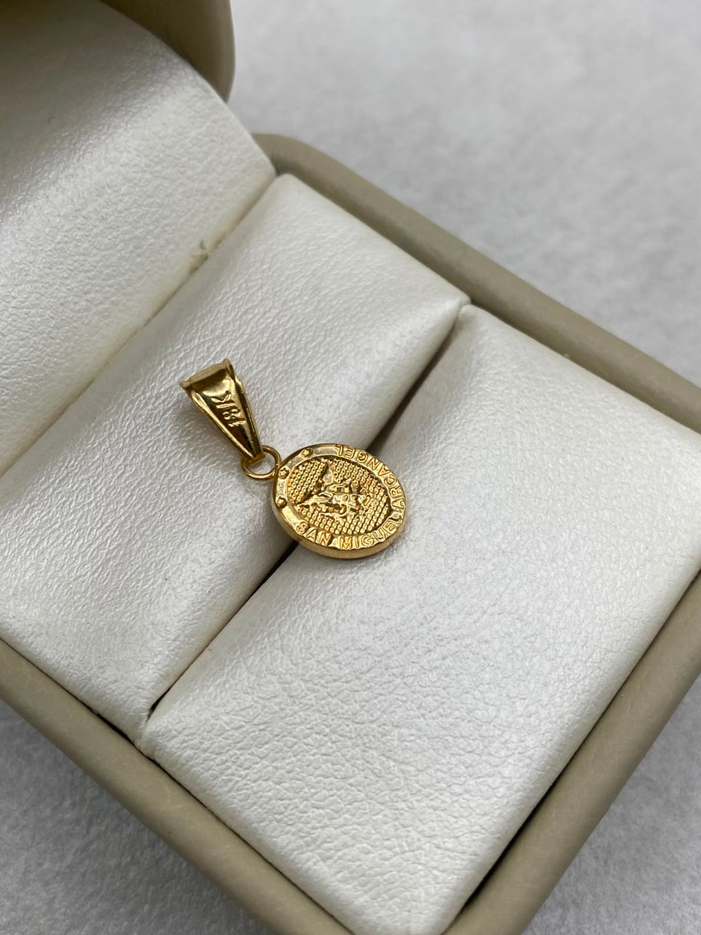 Dije san miguel de arcangel diamantado  Oro amarillo 18k 0,55 Gr / 9 mm / 2,5 Cm