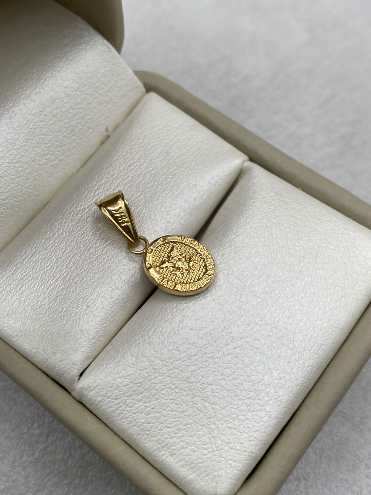 Dije san miguel de arcangel diamantado  Oro amarillo 18k 0,55 Gr / 9 mm / 2,5 Cm