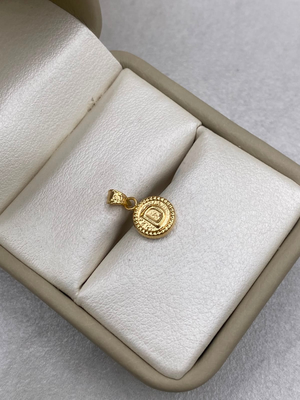 Dije letra D borde diamantado  Oro amarillo 18k 0,41 Gr / 8,15 mm / 1,5 Cm