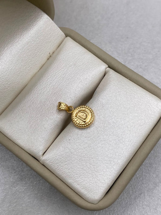 Dije letra D borde diamantado  Oro amarillo 18k 0,41 Gr / 8,15 mm / 1,5 Cm