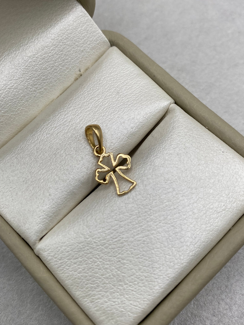 Dije cruz silueta (R) Oro amarillo 18k 0,46 Gr / 8,40 mm / 1,5 Cm