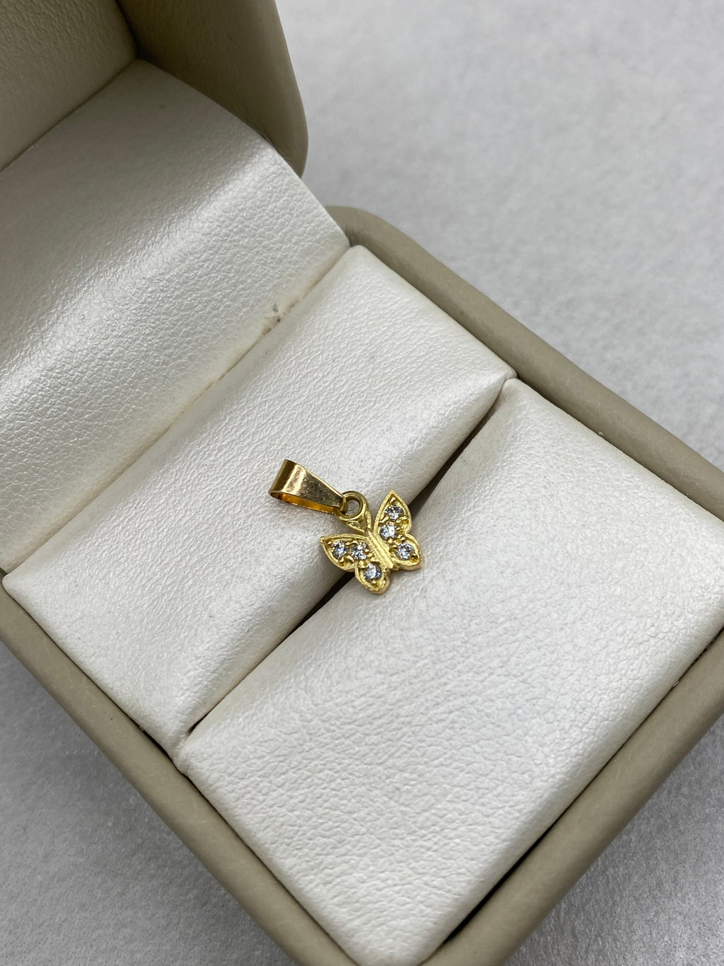Dije mariposa circones blancos (R) Oro amarillo 18k 0,66 Gr / 7,70 mm / 1,0 Cm