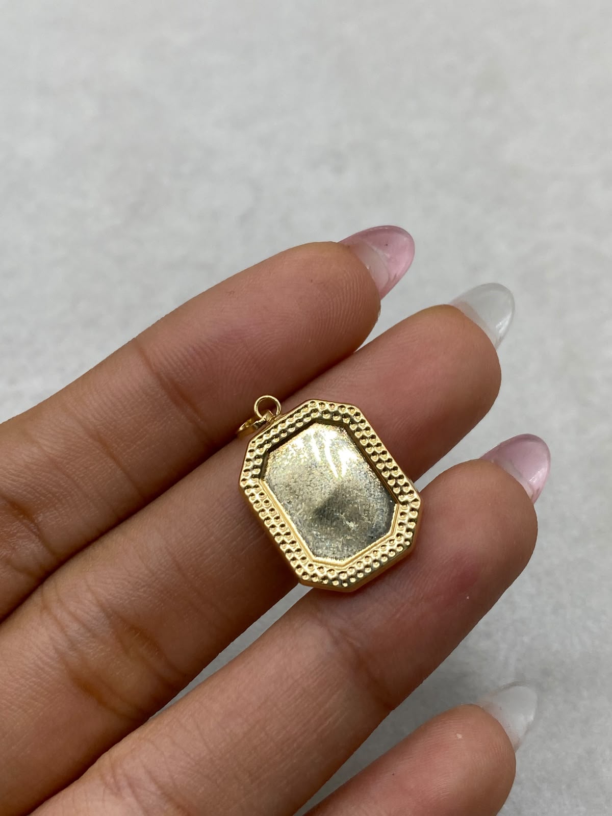 Dije Placa Borde Diamantado Oro amarillo 18k 1,41 Gr / 2,6 Cm