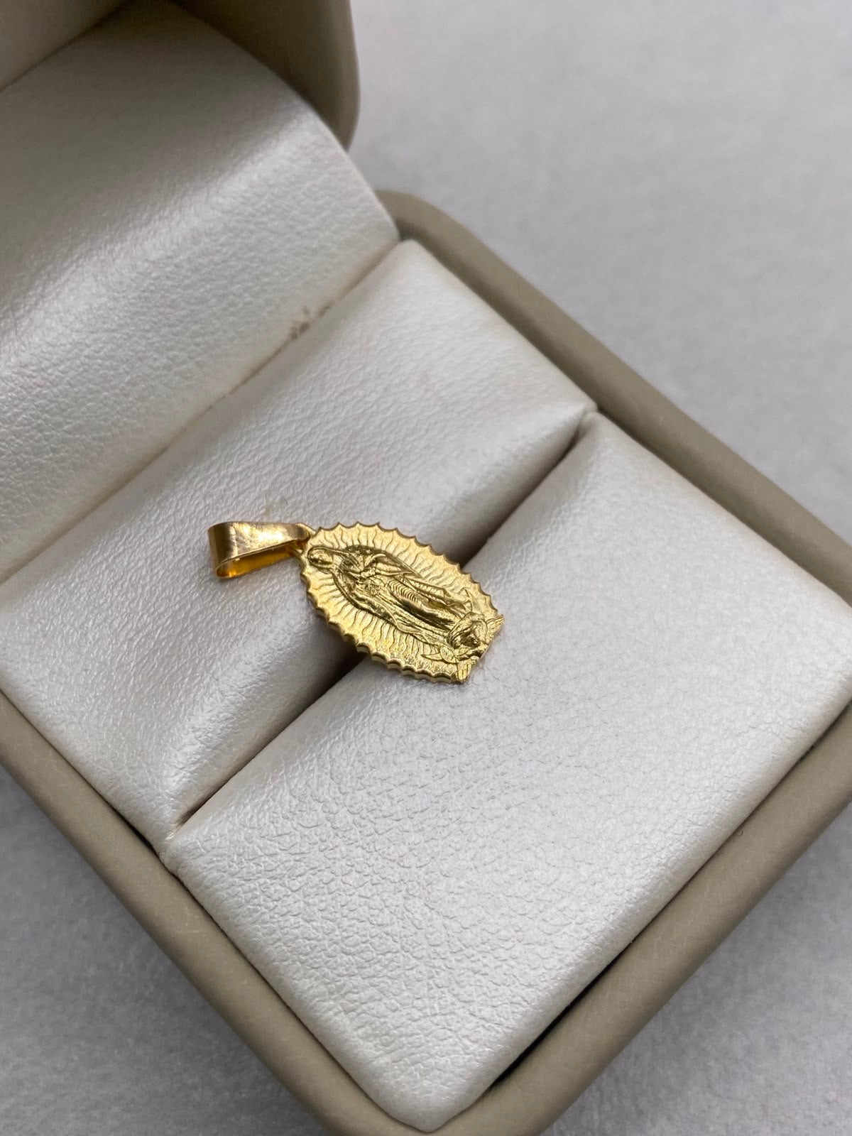 Dije Virgen Guadalupe Contorno Oro amarillo 18k 0,87 Gr / 2,2 Cm