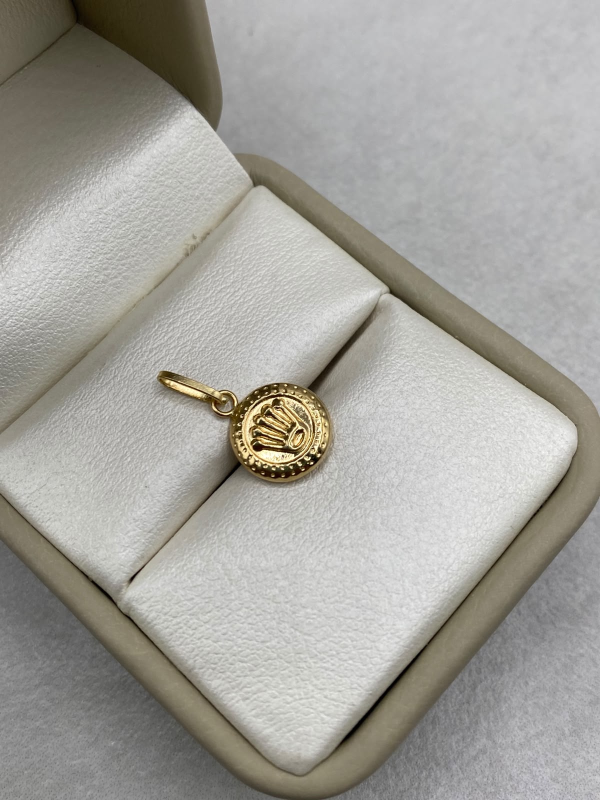 Dije Corona RX Oro amarillo 18k 0,53 Gr / 1,9 Cm