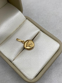 Dije Corona RX Oro amarillo 18k 0,53 Gr / 1,9 Cm