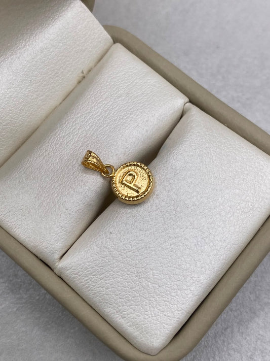 Dije letra P borde diamantado  Oro amarillo 18k 0,41 Gr / 8,15 mm / 1,5 Cm