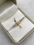 Dije cruz entre lazadas centro circon verde (R) Oro amarillo 18k 0,84 Gr / 11,96 mm / 2,0 Cm