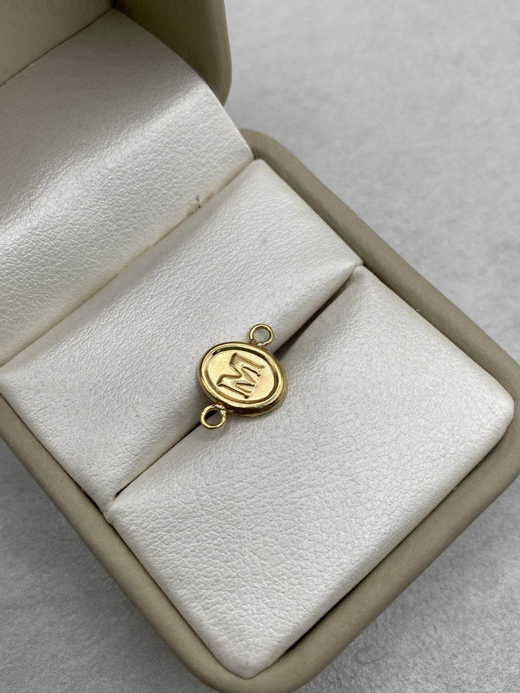 Dije letra M ovalado (R) Oro amarillo 18k 0,40 Gr / 8,55 mm / 2,0 Cm
