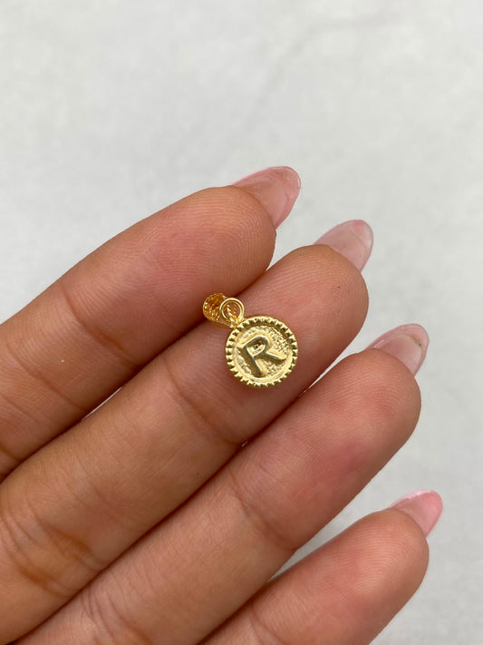 Dije letra R borde diamantado  Oro amarillo 18k 0,43 Gr / 8,25 mm / 1,5 Cm