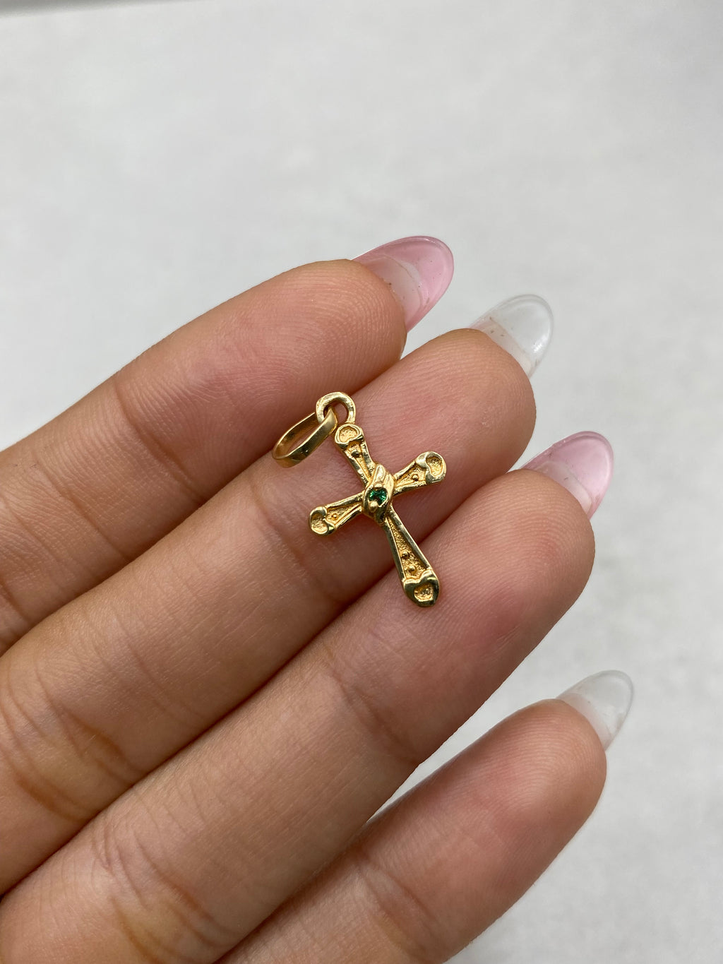 Dije cruz entre lazadas centro circon verde (R) Oro amarillo 18k 0,84 Gr / 11,96 mm / 2,0 Cm