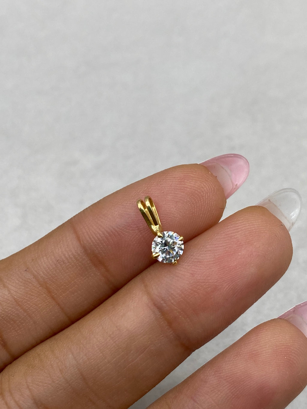 Dije centro circon (R) Oro amarillo 18k 0,45 Gr / 9 mm / 1 Cm