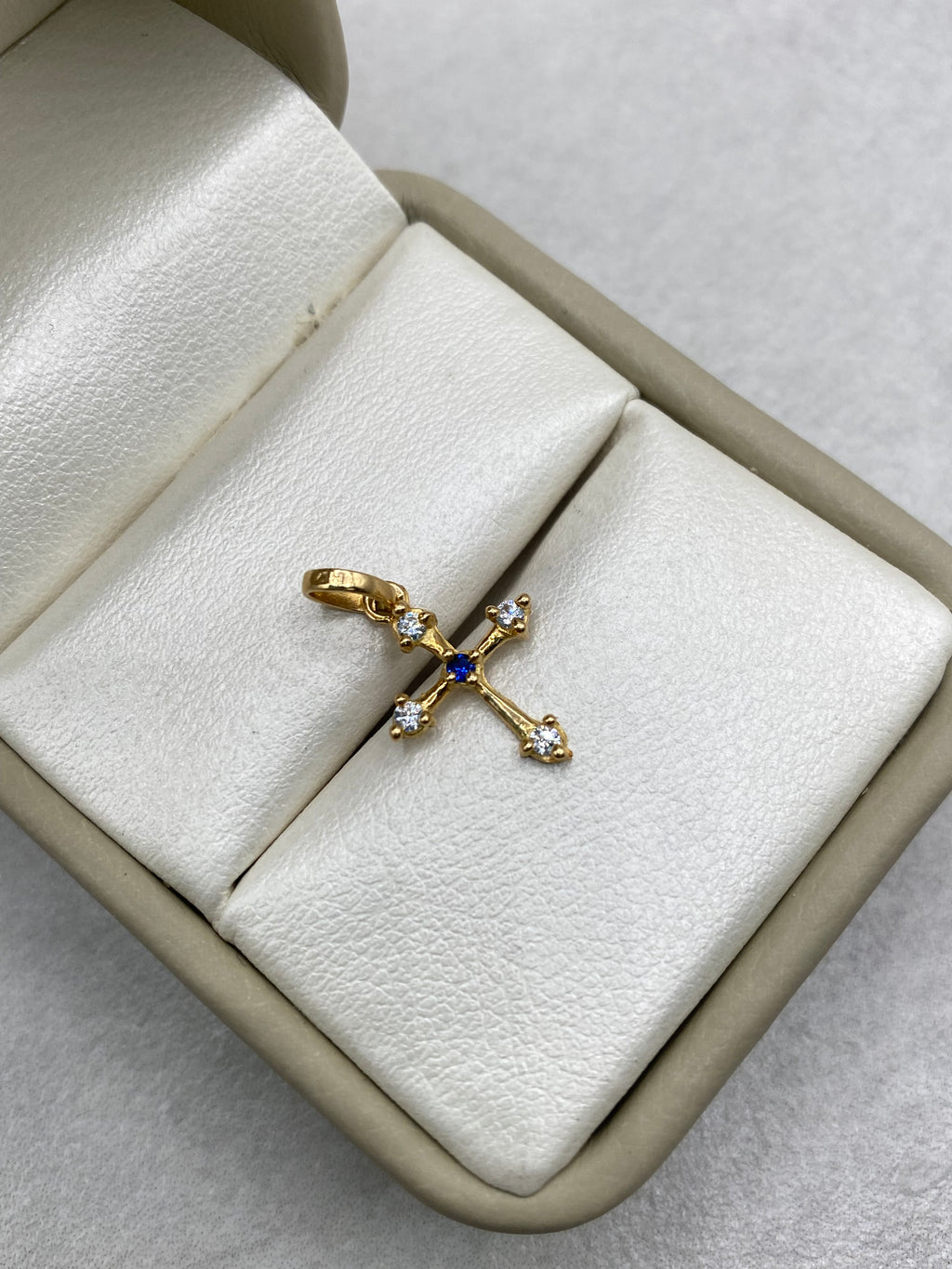 Dije cruz punta circones blancos centro azul (R) Oro amarillo 18k 0,66 Gr / 11,71 mm / 1,7 Cm