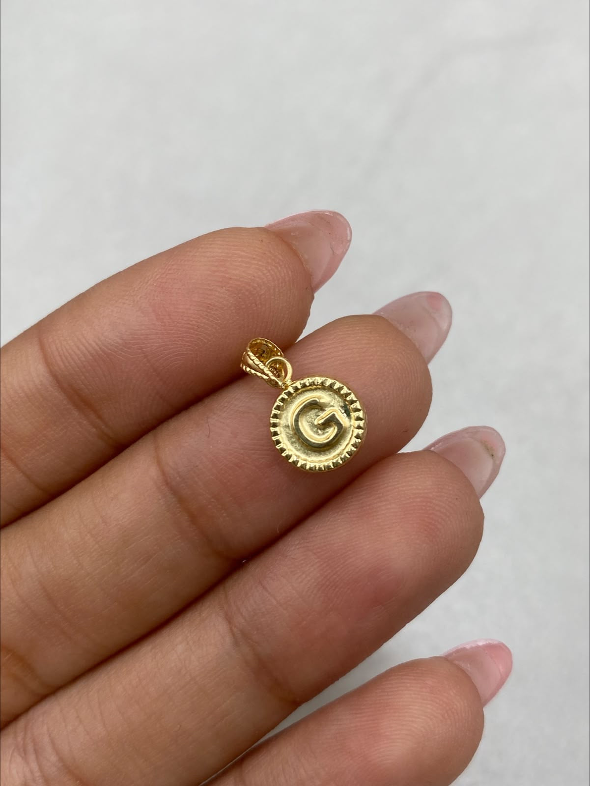 Dije letra G borde diamantado  Oro amarillo 18k 0,42 Gr / 8,15 mm / 1,5 Cm
