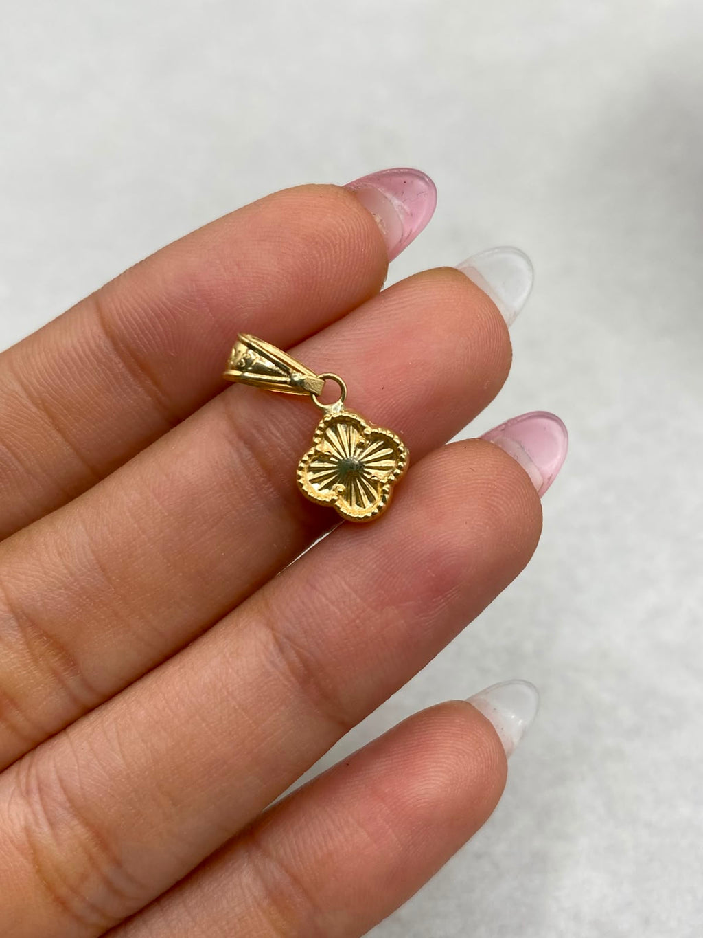 Dije trebol diamantado Oro amarillo 18k 0,52 Gr / 10 mm / 2,5 Cm