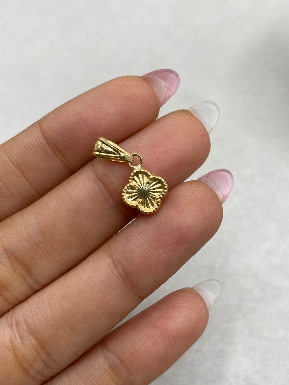 Dije trebol diamantado Oro amarillo 18k 0,52 Gr / 10 mm / 2,5 Cm