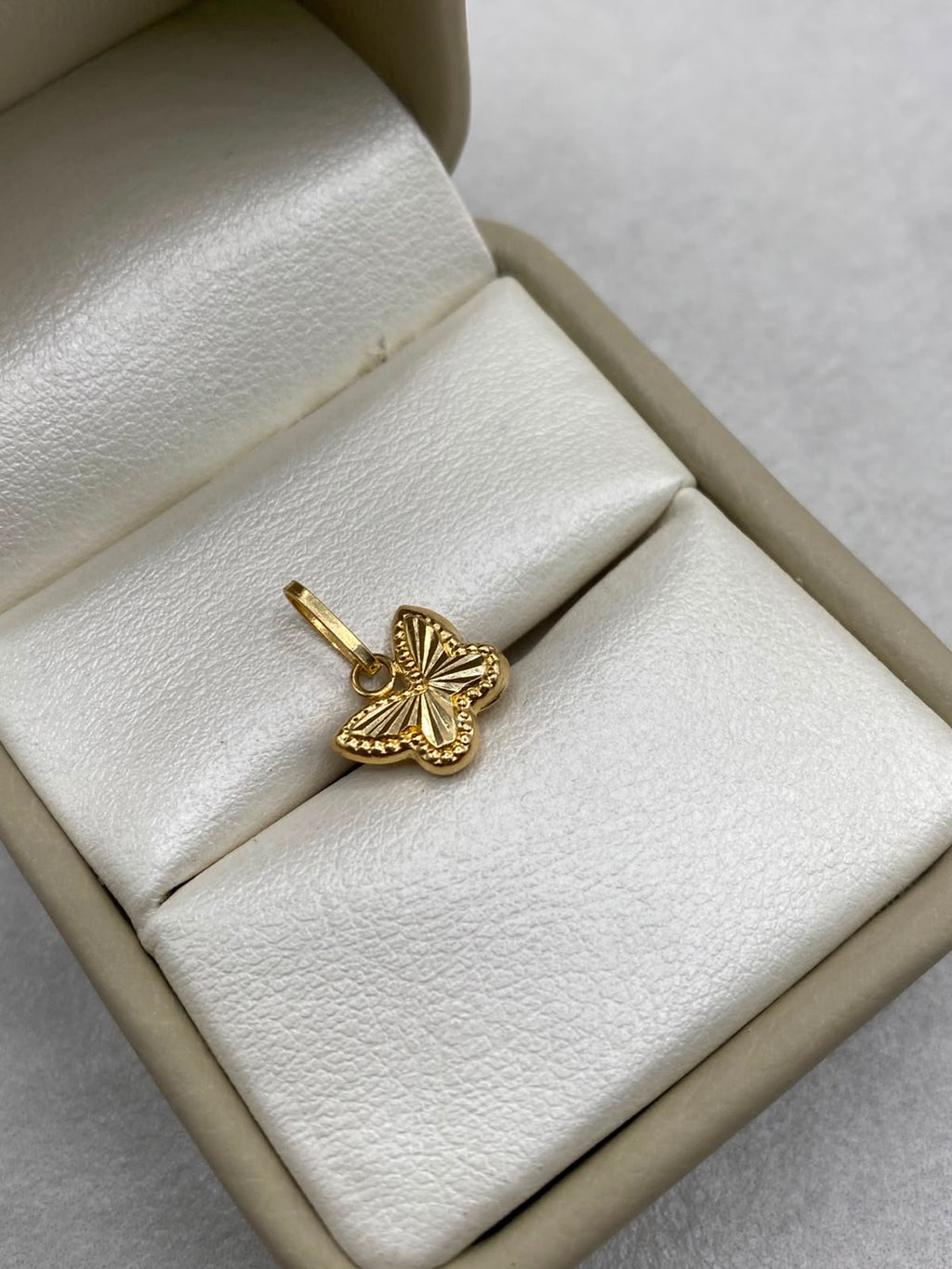 Dije Mariposa Diamantada Oro amarillo 18k 0,43 Gr / 1,5 Cm