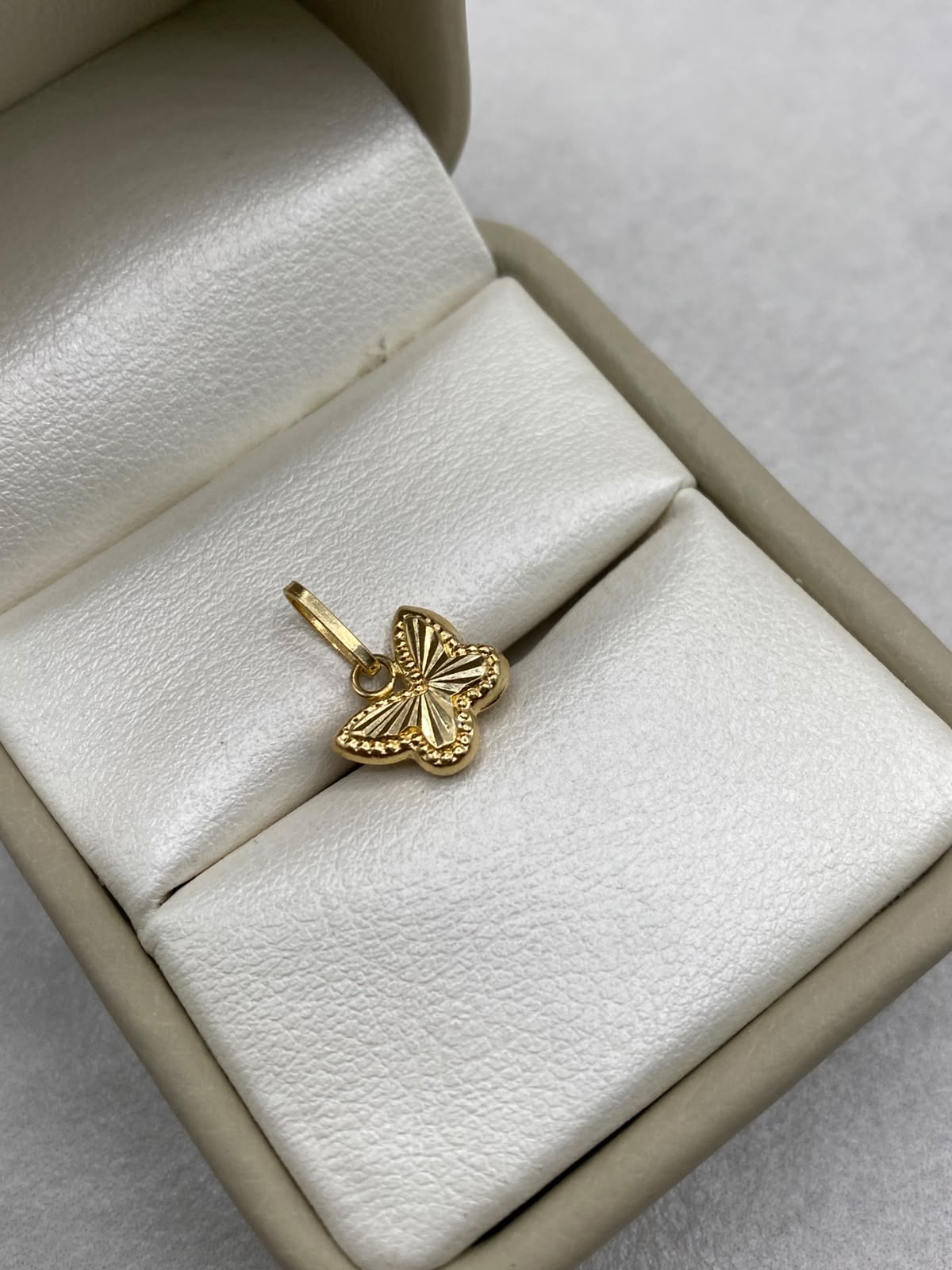 Dije Mariposa Diamantada Oro amarillo 18k 0,43 Gr / 1,5 Cm